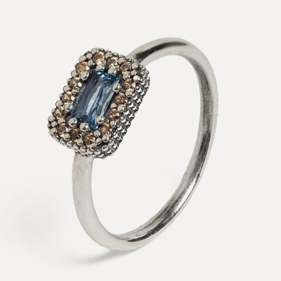 El ANILLO SUNFIELD AN064840/17 es un anillo de plata con circonitas en diferentes colores. una circonita engastada a mano  que le da una anchura de 7mm.