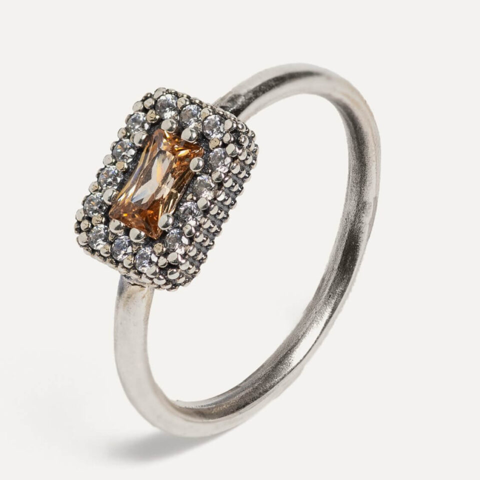 El ANILLO SUNFIELD AN064840/23 es un anillo de plata con circonitas en diferentes colores. una circonita engastada a mano  que le da una anchura de 7mm.