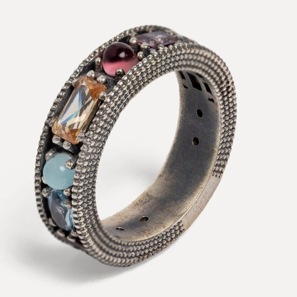 El ANILLO SUNFIELD AN064864 es un anillo de plata  con circonitas en diferentes tallas. Tiene engastados a mano piedras naturales cuarzo / citrino .