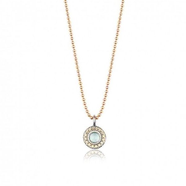 El COLLAR SUNFIELD CL061194 es un collar de plata de ley 925 con circonitas talla brillante. Su diseño muestra una piedra natural (cuarzo rosa o calcedonia) engastada a mano con un diámetro total de 8mm. La cadena es de plata con un baño de oro rosa 18k.
