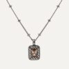 El COLLAR SUNFIELD CL064840/23 es  de plata  con circonitas en diferentes colores y tallas. Su diseño muestra forma rectangular le da unas medidas de 9x7mm