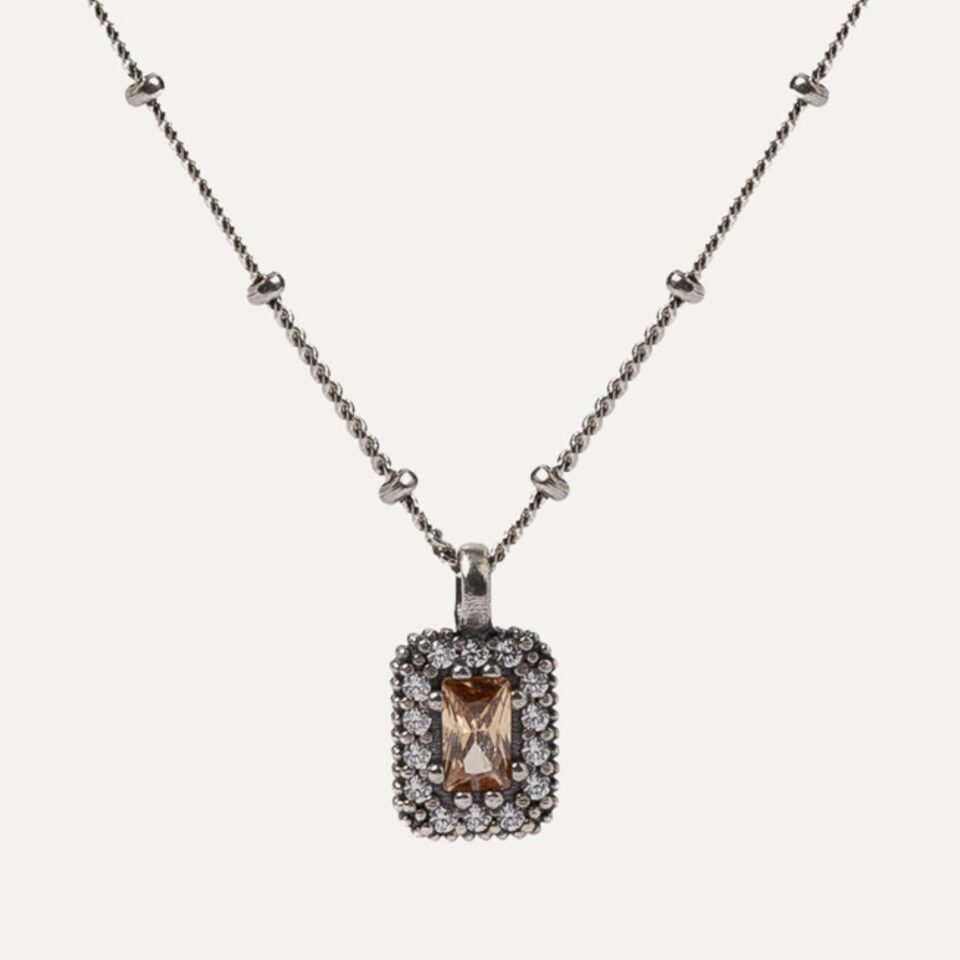 El COLLAR SUNFIELD CL064840/23 es  de plata  con circonitas en diferentes colores y tallas. Su diseño muestra forma rectangular le da unas medidas de 9x7mm
