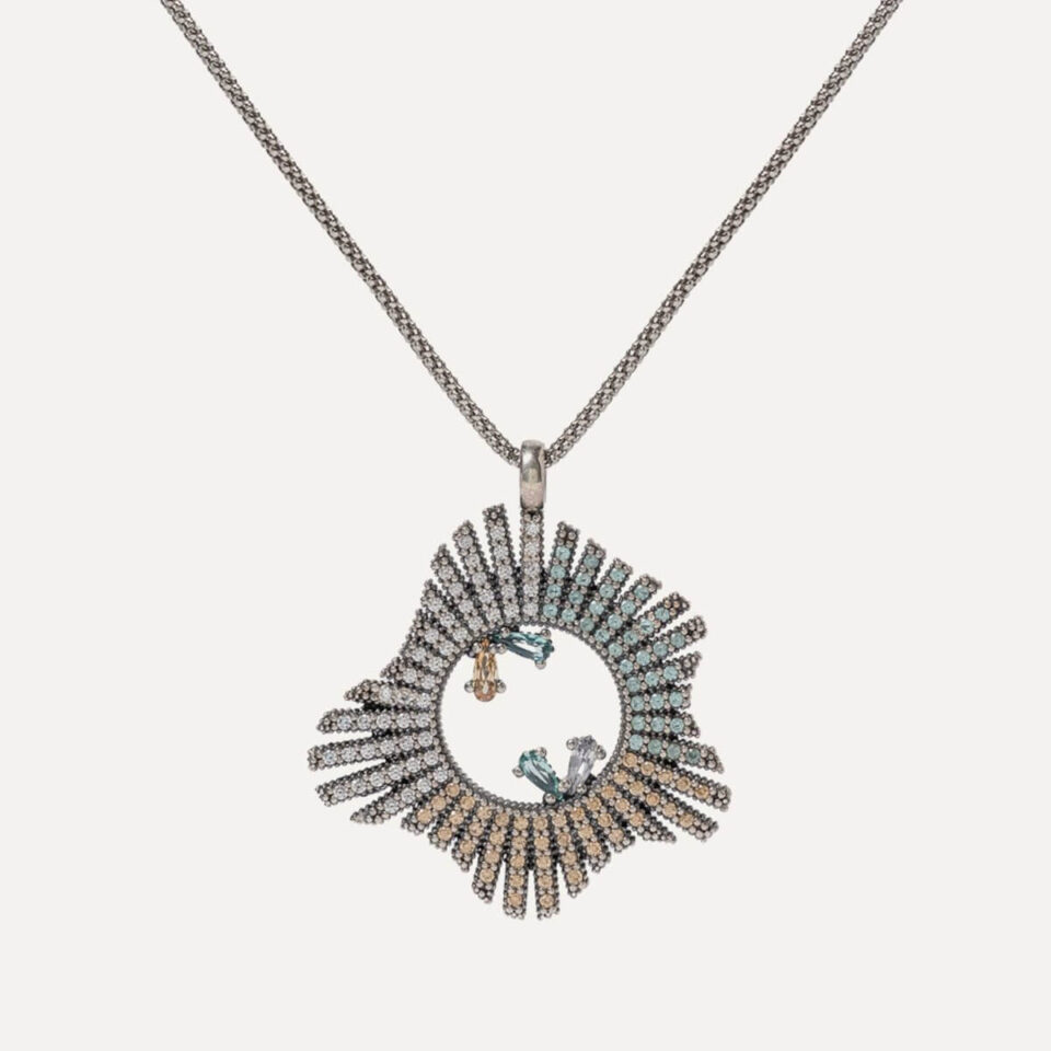 El COLLAR SUNFIELD CL065033 es un collar de plata con circonitas en diferentes colores  y tallas. muestra formas orgánicas  que le dan un diámetro de 34mm.