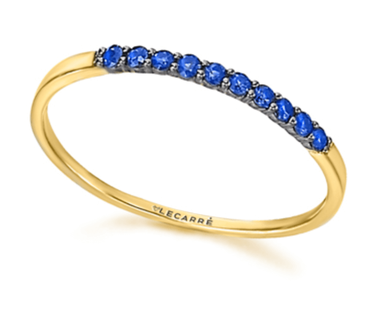 Anillo Lecarré GA007ZA de oro amarillo 18k , es una media alianza con zafiros azules engastados a mano. con un peso total de 0,15 quilates