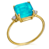 Anillo Lecarré GA143OA, de oro amarillo de 18k. En la parte central lleva engastado con 4 garras un zafiro azul, y en los laterales unos topacios blancos
