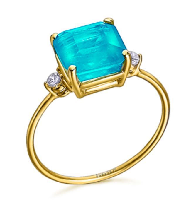 Anillo Lecarré GA143OA, de oro amarillo de 18k. En la parte central lleva engastado con 4 garras un zafiro azul, y en los laterales unos topacios blancos