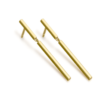 Pendientes Lecarré GB176OA  en forma de barritas de oro de 18kt. alcanzando una longitud de 3,1cm. Acabado en brillo y cierre presión.