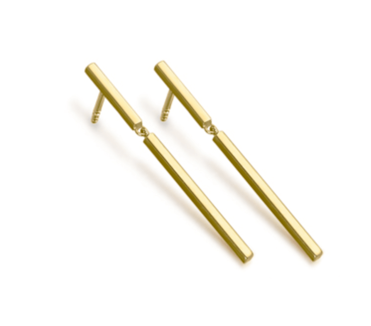 Pendientes Lecarré GB176OA  en forma de barritas de oro de 18kt. alcanzando una longitud de 3,1cm. Acabado en brillo y cierre presión.