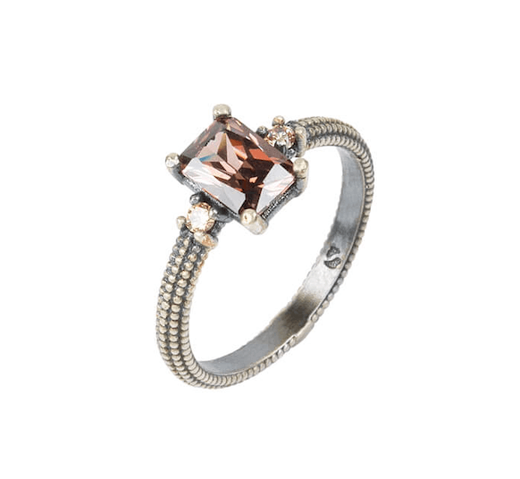El ANILLO SUNFIELD AN061960 es un anillo de plata  con circonitas en diferentes colores.  una circonita central engastada a mano  que le da una anchura de 8mm.