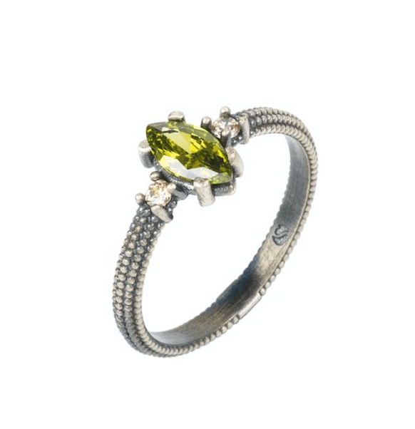 El ANILLO SUNFIELD AN061962 es un anillo de plata con circonitas en diferentes colores. una circonita central engastada a mano  que le da una anchura de 8mm.