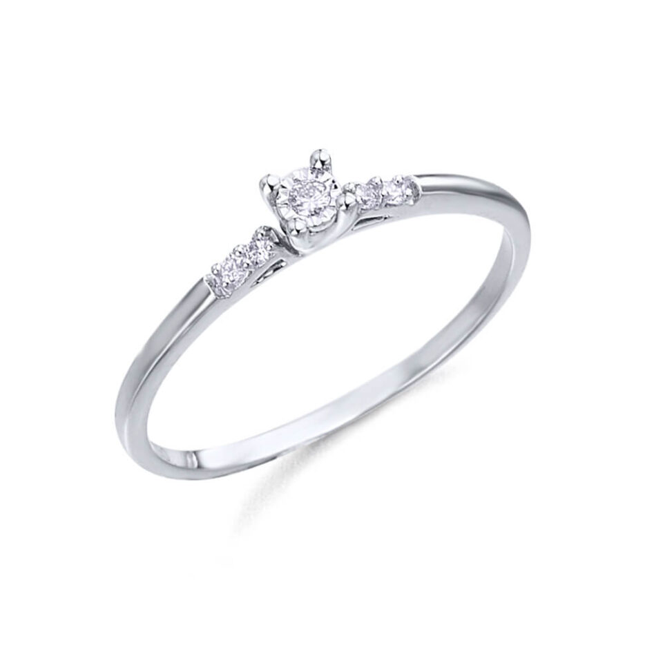 Anillo Lecarré GA065OB de oro blanco 18k con un diamante central talla brillante engastado.. Tiene también unos diamantes que acompañan al central.