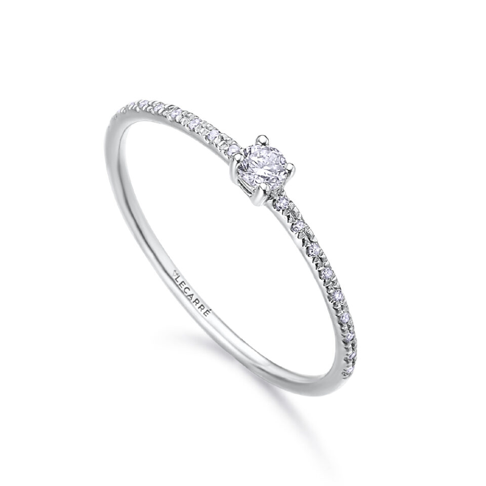 Anillo Lecarré GA133OB de oro blanco 18k con un diamante central talla brillante engastado.. Tiene también unos diamantes que acompañan al central.