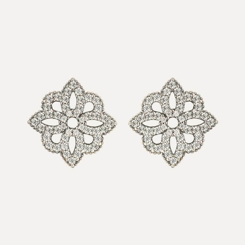 Pendientes SUNFIELD PE064502 son de plata de ley 925 con circonitas blancas engastadas. Cierre de presión. medidas 13mm x 13mm.
