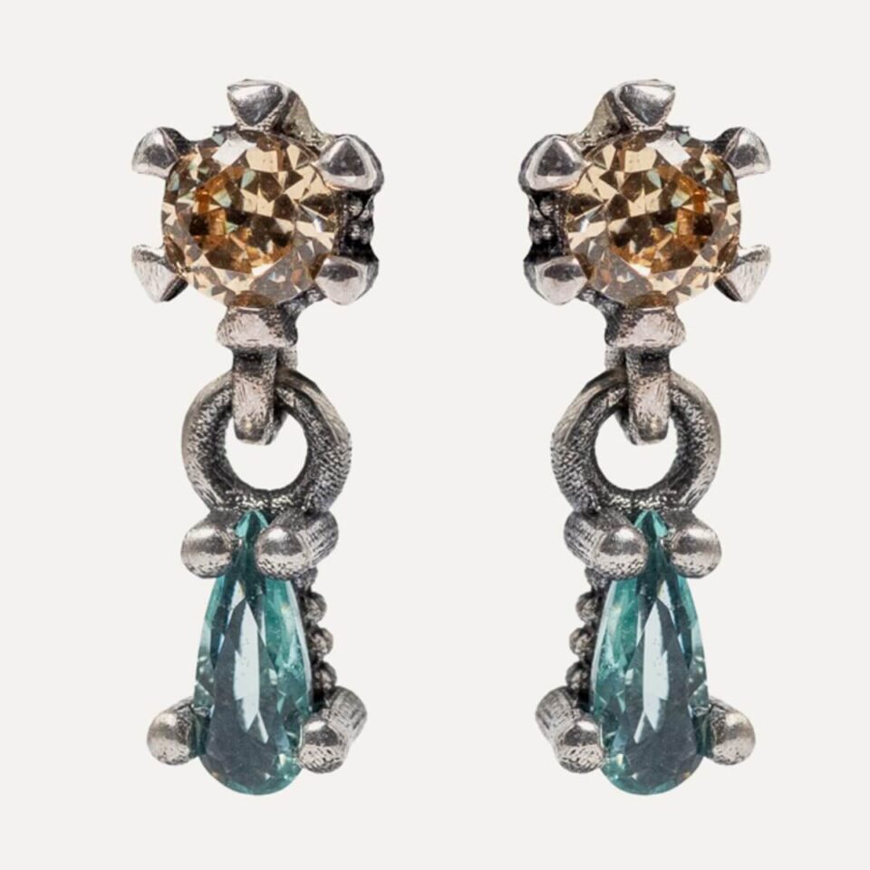 Pendientes SUNFIELD PE065000 son de plata de ley 925 con circonitas de diferentes colores engastadas. Cuelga en movimiento la de la parte inferior.