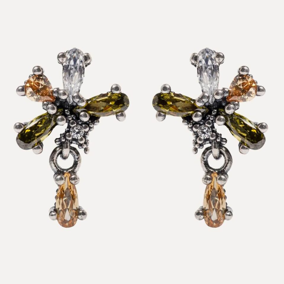 Pendientes SUNFIELD PE065002 son de plata de ley 925 con circonitas de colores engastadas. Su diseño es tipo flor con un "petalo" que cuelga en movimiento.