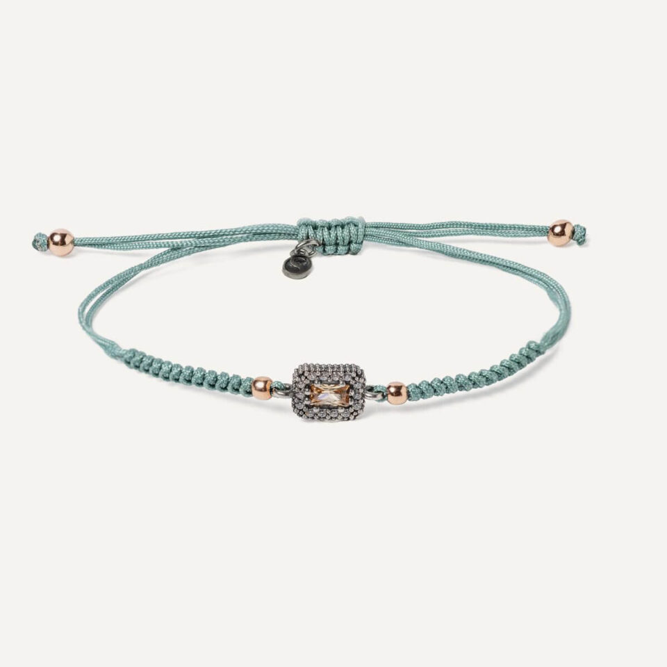 Pulsera SUNFIELD PU064840/23 es una pulsera con un motivo central de plata de ley 925 con circonitas en diferentes colores. cierre ajustable