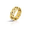 Anillo Rochet Dandy en acero con tratamiento PVD de oro amarillo 18kt.. El ancho del anillo es de 8mm. con un dibujo de eslabón que forma el anillo.