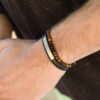 bracelet-yale-pvd-jaune-vintage-et-cuir-plat-marron-5mm-tresse