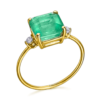 Anillo Lecarré GA095OA, de oro amarillo de 18k. En la parte central lleva engastado con 4 garras un cuarzo verde, y en los laterales unos topacios blancos