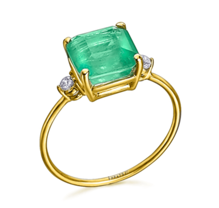 Anillo Lecarré GA095OA, de oro amarillo de 18k. En la parte central lleva engastado con 4 garras un cuarzo verde, y en los laterales unos topacios blancos