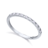 Anillo Lecarré GA076OB de oro blanco 18k , es una media alianza con diamantes engastados a mano. con un peso total de 0,15 quilates