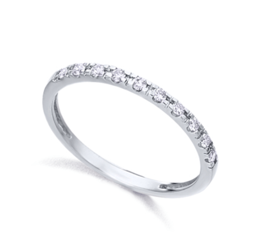 Anillo Lecarré GA076OB de oro blanco 18k , es una media alianza con diamantes engastados a mano. con un peso total de 0,15 quilates
