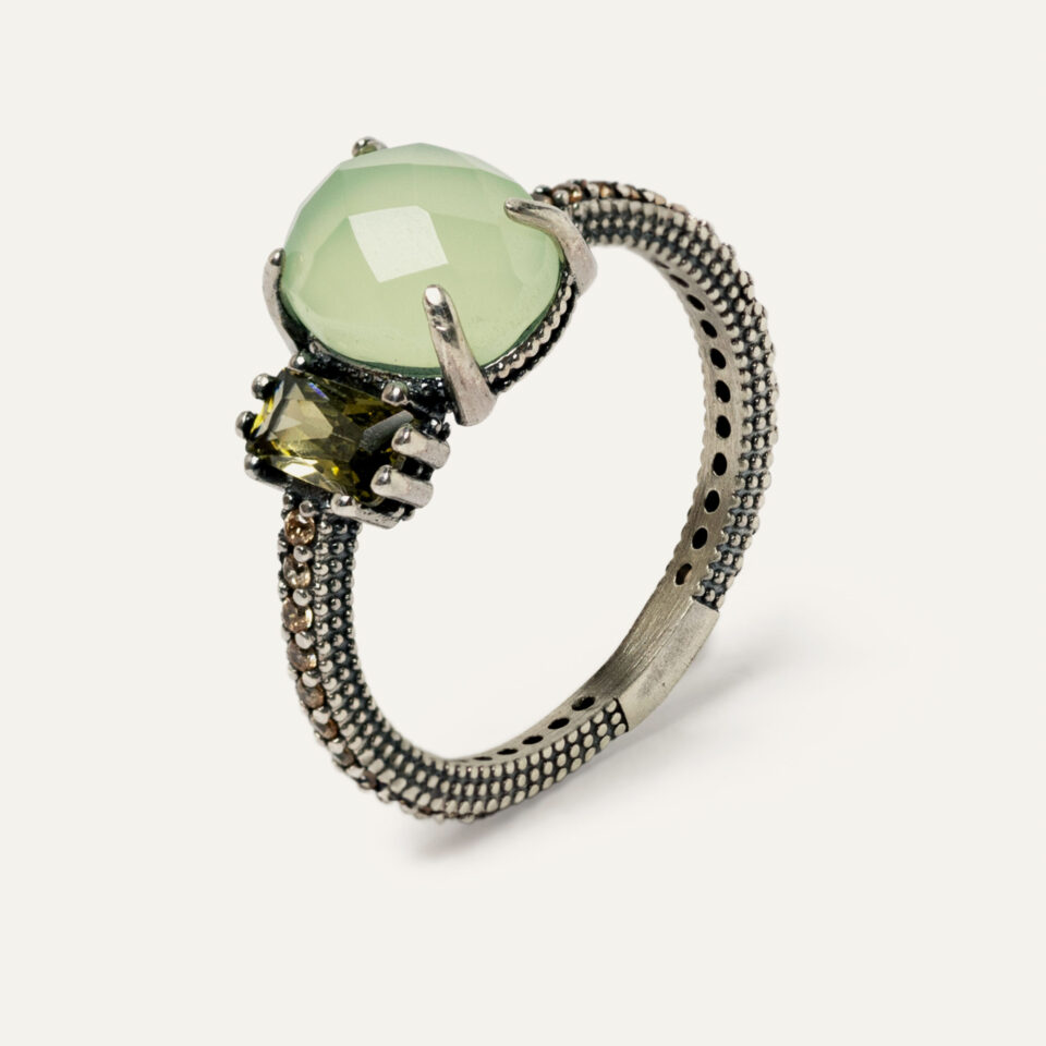 El ANILLO SUNFIELD AN065171 es un anillo de plata de ley 925 con circonitas en diferentes talla. Tiene engastado a mano un cuarzo.