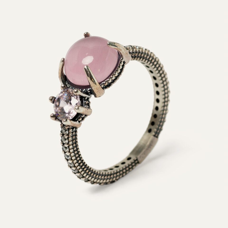 El ANILLO SUNFIELD AN065172 es un anillo de plata de ley 925 con circonitas en diferentes talla. Tiene engastado a mano un cuarzo.