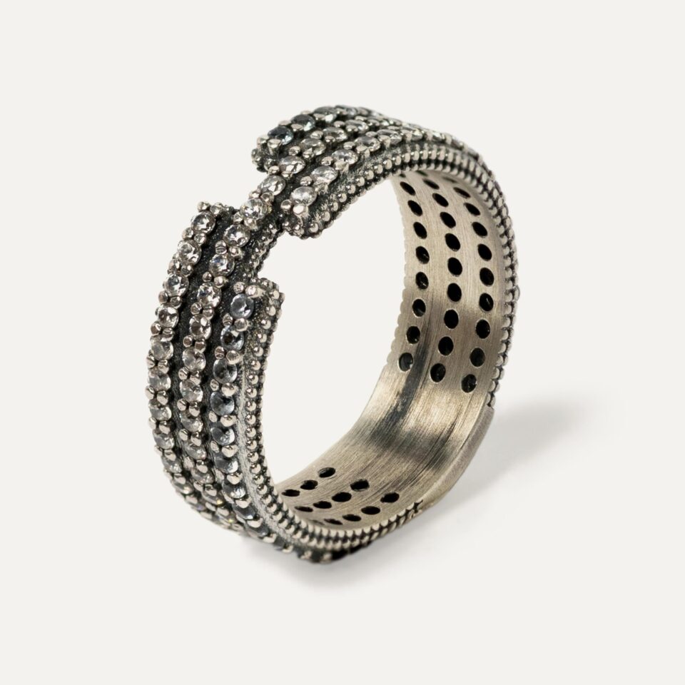 El ANILLO SUNFIELD AN065183 es un anillo de plata de ley 925 con circonitas talla brillante . muestra formas rectas que le dan una anchura de 6,5mm.