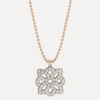 El COLLAR SUNFIELD CL064502 es de plata con circonitas talla brillante engastadas a mano, creando forma de flor. Cadena de plata con baño de oro rosa 18kt.