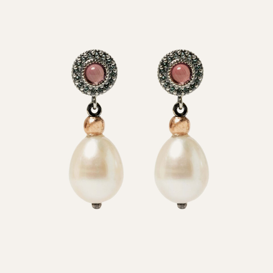 Pendientes SUNFIELD PE065252 son de plata de ley 925 con circonitas de diferentes colores engastadas. El elemento principal es una perla barroca.