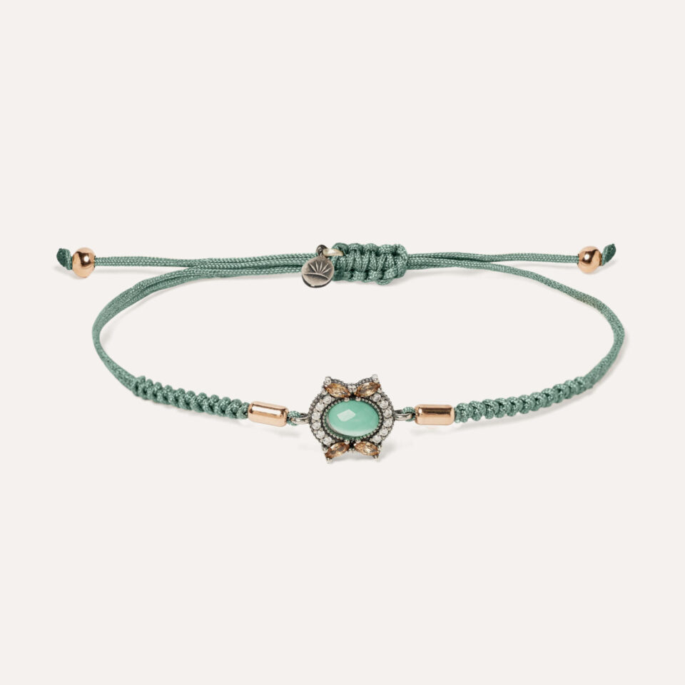 Pulsera SUNFIELD PU065242 es una pulsera con un motivo central de plata de ley 925 con circonitas en diferentes colores. cierre ajustable
