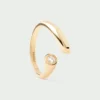 El Anillo caramelle PDPAOLA es un anillo de plata de ley chapado en oro con una circonita natural como motivo principal en el centro del mismo.