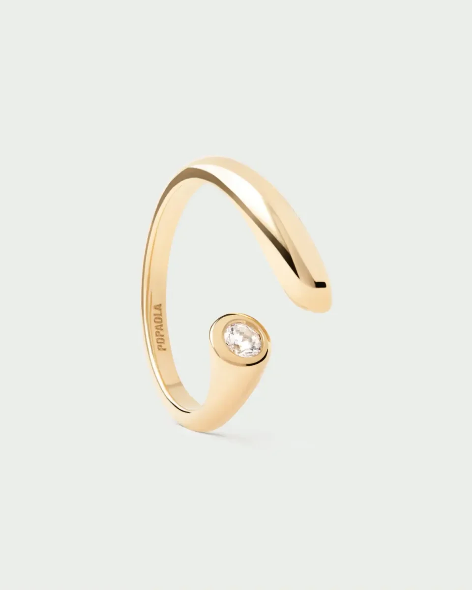 El Anillo caramelle PDPAOLA es un anillo de plata de ley chapado en oro con una circonita natural como motivo principal en el centro del mismo.