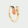 El Anillo Kalia Sunstone es un anillo de plata de ley chapado en oro con una piedra naranja como motivo principal en el centro del mismo.