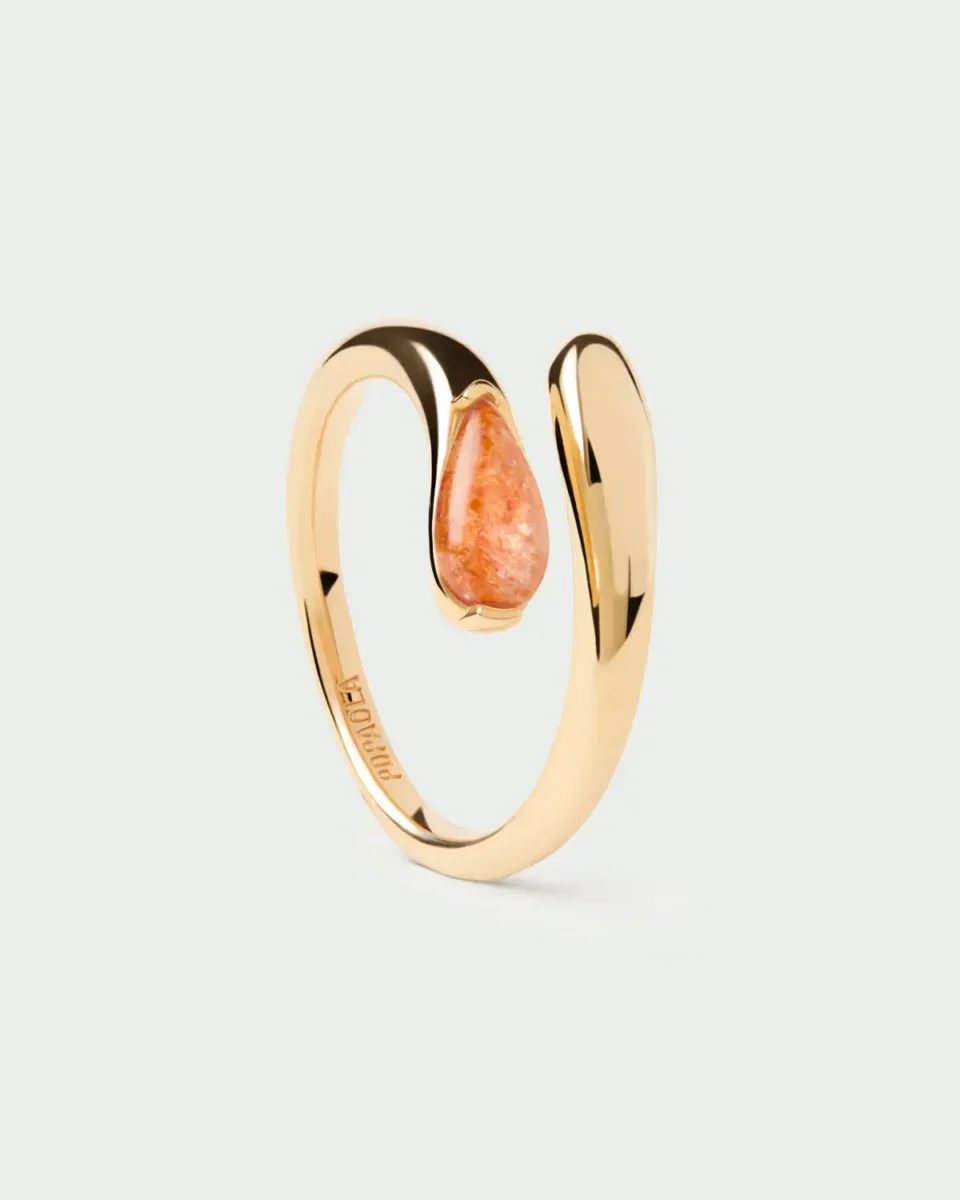 El Anillo Kalia Sunstone es un anillo de plata de ley chapado en oro con una piedra naranja como motivo principal en el centro del mismo.