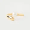 El Anillo la perla PDPAOLA es un anillo de plata de ley chapado en oro con una perla natural como motivo principal en el centro del mismo.