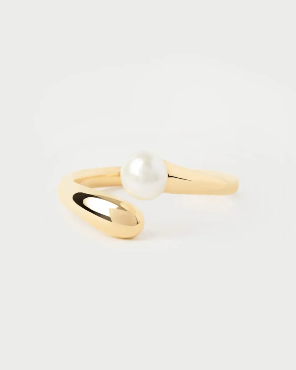 El Anillo la perla PDPAOLA es un anillo de plata de ley chapado en oro con una perla natural como motivo principal en el centro del mismo.