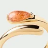 El Anillo Kalia Sunstone es un anillo de plata de ley chapado en oro con una piedra naranja como motivo principal en el centro del mismo.