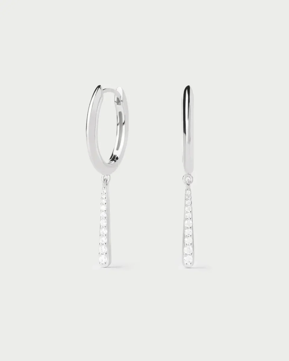 Los Pendientes Olga Mini PDPAOLA son fabricados en plata adornados con circonitas brillantes para adaptarse a cada estilo.