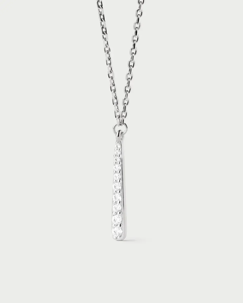 El Collar Olga PDPAOLA es un collar de plata con colgantes fijos de circonita en forma de lagrima  que no puede faltar en tu vestuario.
