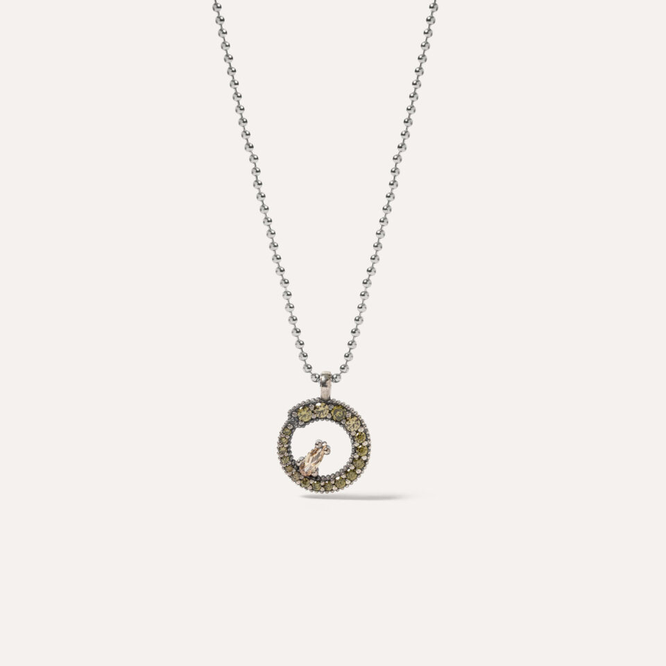 COLLAR SUNFIELD CL065391/23 es de plata con circonitas talla brillante. muestra una piedra central en otra talla creando forma de circunferencia