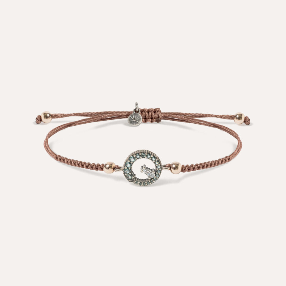 Pulsera SUNFIELD PU065391/42 es una pulsera con un motivo central de plata de ley 925 con circonitas en diferentes colores. cierre ajustable