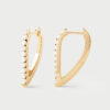 Los pendientes Gloss PDPAOLA en plata chapada en oro 18kt. con circonitas engastadas para adaptarse a cada estilo y ocasión. tipo aro asimétrico. 