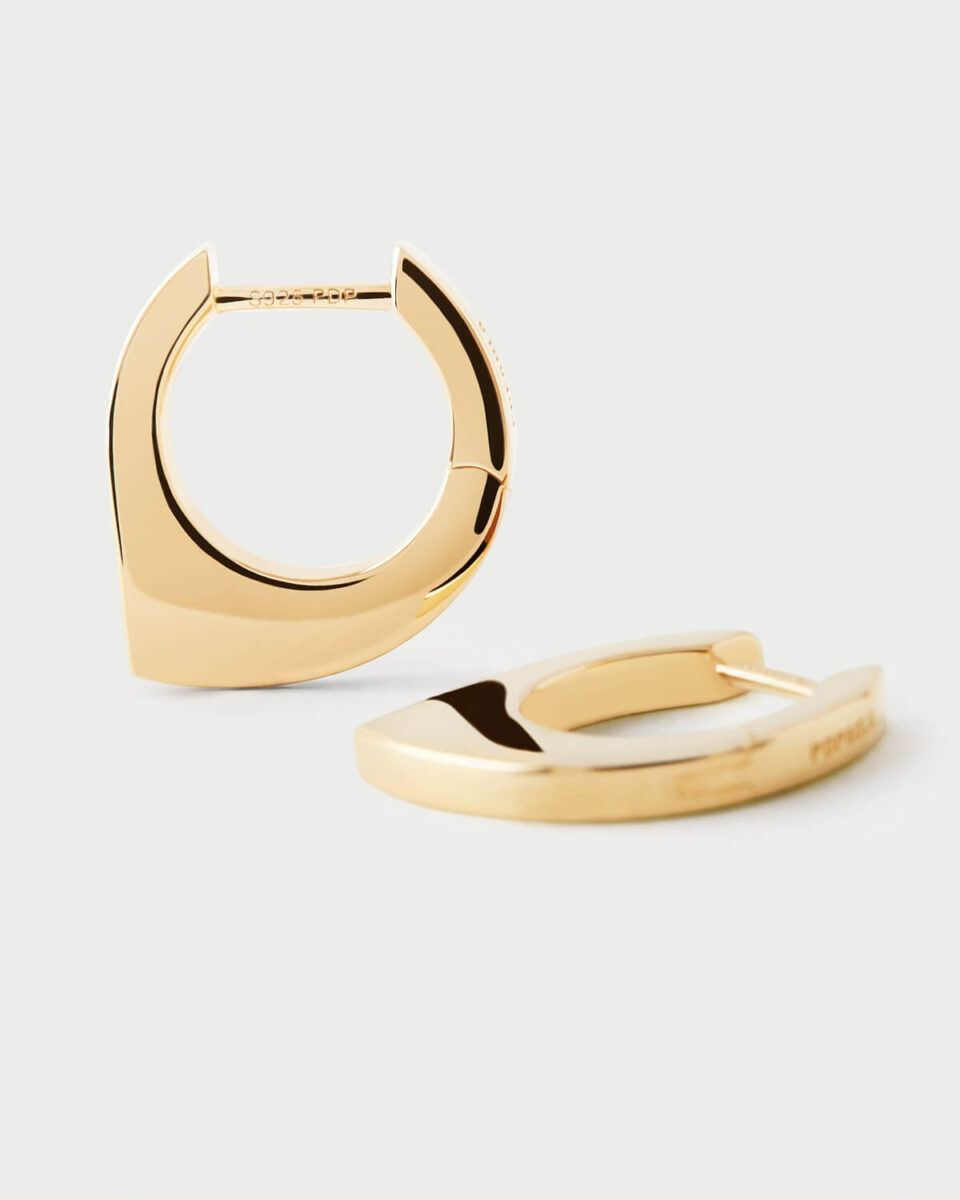 Los pendientes Oda PDPAOLA son fabricados en plata chapada en oro 18kt. para adaptarse a cada estilo y ocasión. tipo aro asimétrico. son un básico.
