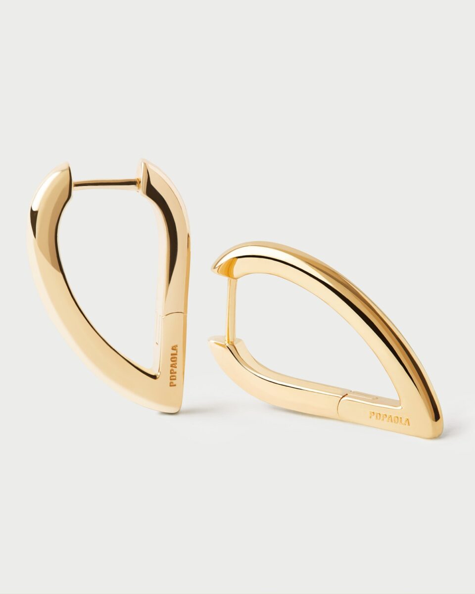 Los pendientes Vento PDPAOLA son fabricados en plata chapada de oro 18kt.para adaptarse a cada estilo y ocasión. tipo aro asimétrico. son un basico
