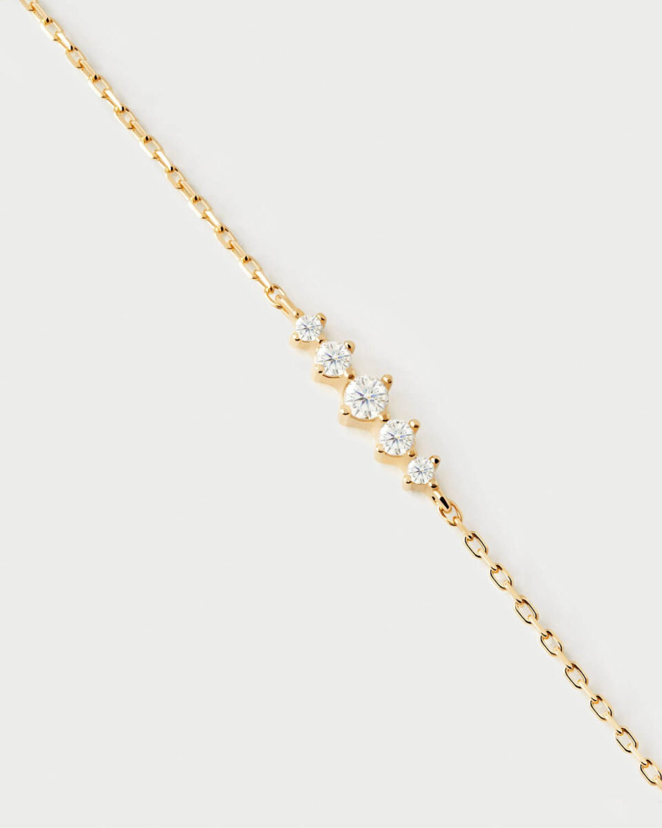 La pulsera Estela PDPAOLA es una pulsera de plata chapada en oro 18kt. con motivo central con circonitas engastadas no puede faltar en tu vestuario.