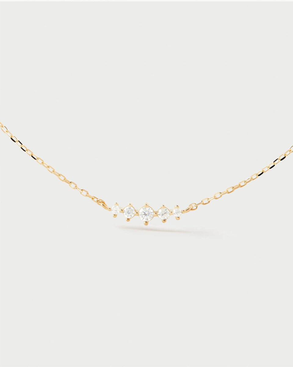 El Collar Estela PDPAOLA es un collar de plata chapada en oro 18kt. con motivo central con circonitas engastadas no puede faltar en tu vestuario.