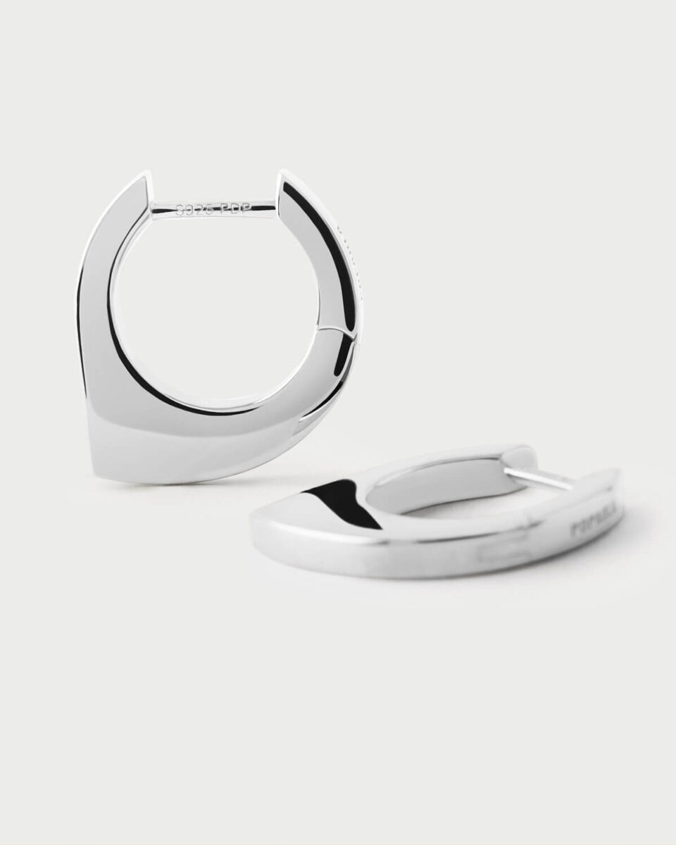 Los pendientes Oda PDPAOLA en plata chapada en oro 18kt. con circonitas engastadas para adaptarse a cada estilo y ocasión. tipo aro asimétrico.
