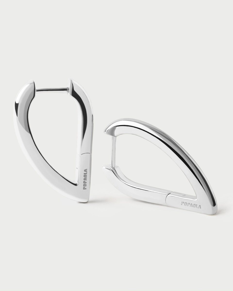 Los pendientes Vento PDPAOLA son fabricados en plata 1ª ley para adaptarse a cada estilo y ocasión. tipo aro asimétrico. son un basico
